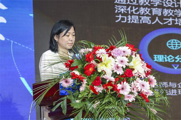中國東方教育集團(tuán)電腦第二事業(yè)部常務(wù)副總經(jīng)理徐虹致辭